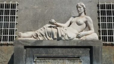 Heykeltıraş Umberto Baglioni 'nin Dora Nehri' ni sembolize eden heykeli 1936 dolaylarında İtalya 'nın Torino kentinde yapıldı.