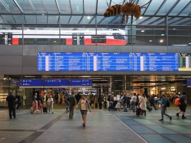 VIENNA, AUSTRIA - CIRCA EPTEMBER 2022: Wien Hbf merkez tren istasyonundaki insanlar