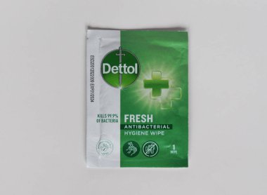 LONDON, İngiltere - CIRCA ECTOBER 2022: Dettol taze antibakteriyel temizlik bezi paketi