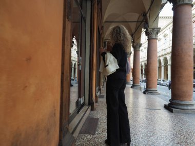BOLOGNA, İTALYA - CIRCA EPTEMBERİ 2022: sütun portico