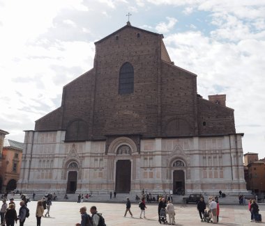 BOLOGNA, İtalya - CIRCA EPTEMBER 2022: San Petronio çeviri Piazza Maggiore 'deki Aziz Petronius Kilisesi