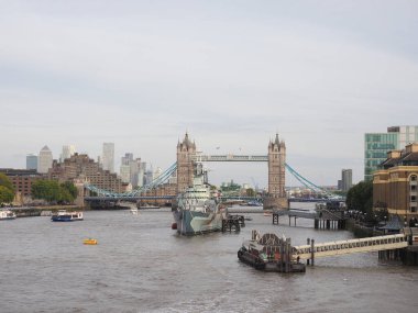 LONDON, İngiltere - CIRCA ECTOBER 2022: Tower Bridge ve HMS Belfast gemisi de dahil olmak üzere Thames Nehri 'nin panoramik görüntüsü