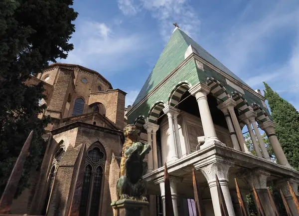 セポリ グロサトリ墓 イタリア ボローニャのサン フランチェスコ教会翻訳 — ストック写真