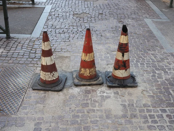 Três Cones Tráfego Para Marcar Obras Rodoviárias Sinal Obstrução Temporária — Fotografia de Stock