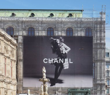 VIENNA, AUSTRIA - CRCA EPTESİ 2022 Chanel reklam panosu