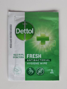LONDON, İngiltere - CIRCA ECTOBER 2022: Dettol taze antibakteriyel temizlik bezi paketi