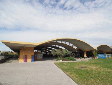 BOLOGNA, İTALYA - CIRCA Eylül 2022: Piazza Lucio Dalla Meydanı 'nda Tettoia Nervi