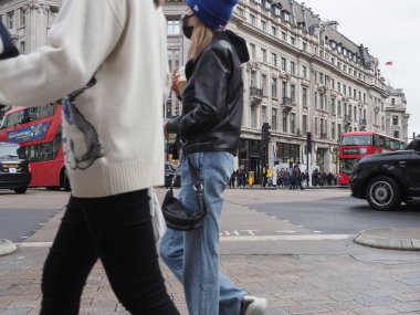 LONDON, İngiltere - CRCA ECTOBER 2022: Oxford Sirki 'nde İnsanlar