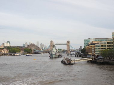 LONDON, İngiltere - CIRCA ECTOBER 2022: Tower Bridge ve HMS Belfast gemisi de dahil olmak üzere Thames Nehri 'nin panoramik görüntüsü