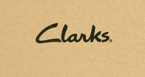 London Storbritannien Circa Oktober 2022 Clarks Skylt Pappskokartong — Stockfoto