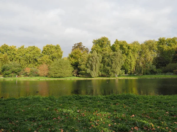 ロンドンのセント ジェームズ公園の眺め — ストック写真