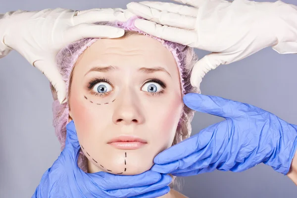 Mooie jonge vrouw, met perforatie lijnen — Stockfoto