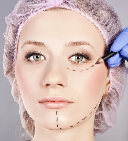 Kosmetiska botox injektion, i den kvinnliga ansiktet. — Stockfoto