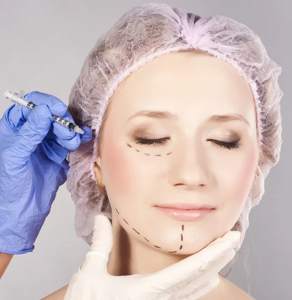 Kozmetikai botox injekció a női arcba. — Stock Fotó
