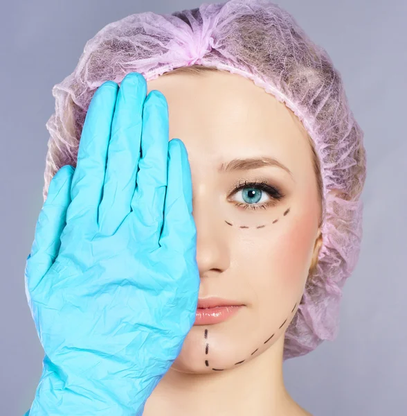 Líneas en la cara de la señora, como marcas para la cirugía plástica estética —  Fotos de Stock