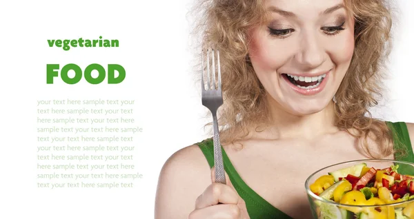 Młoda blondynka na białym tle. przydatne wegetariańskie jedzenie — Zdjęcie stockowe