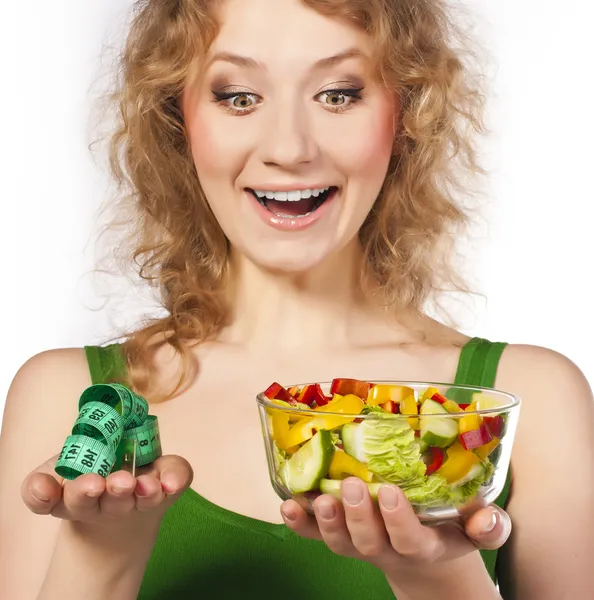 Göndör szőke Studio egy hasznos kezében saláta — Stock Fotó