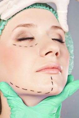 kadının yüzündeki çizgiler estetik plastik ameliyat için işaretleri olarak