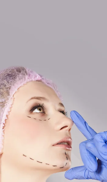 Νεαρή κοπέλα μπροστά από πλαστική χειρουργική επέμβαση στο πρόσωπό της — Φωτογραφία Αρχείου