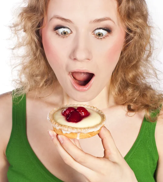 Frau isst einen Kuchen. im Studio — Stockfoto