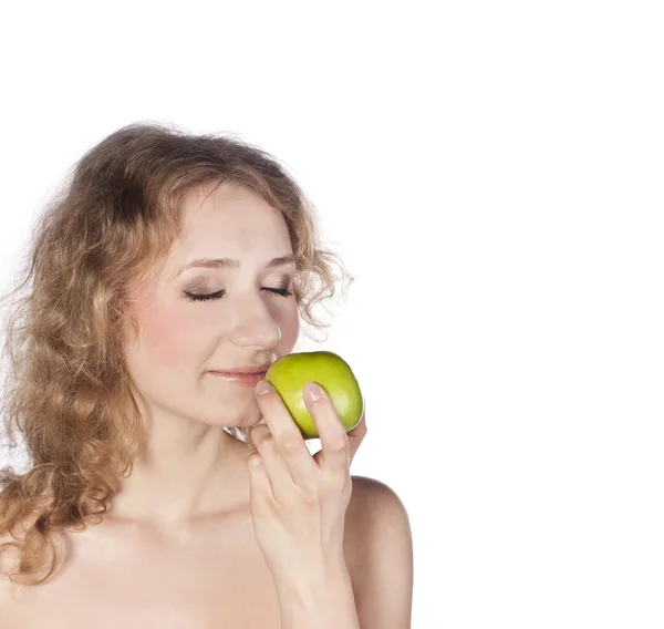 Mujer atractiva sonriente ofrece una manzana verde, aislado —  Fotos de Stock