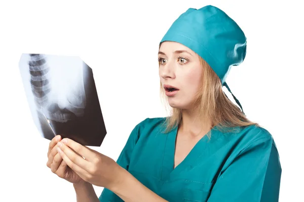 Mladá zdravotní sestra ve studiu s x-ray — Stock fotografie
