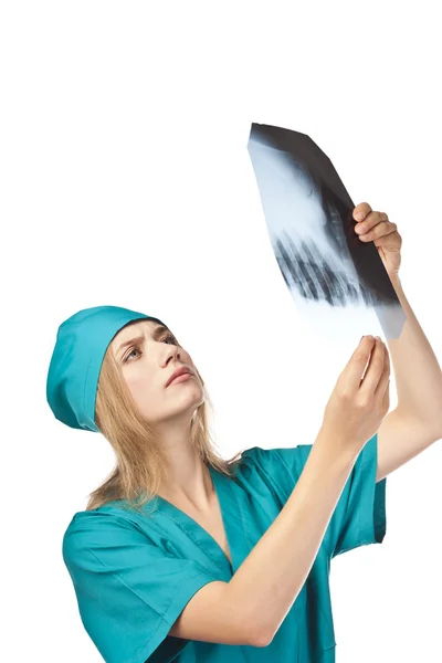 Enfermeira a olhar para raios-X — Fotografia de Stock