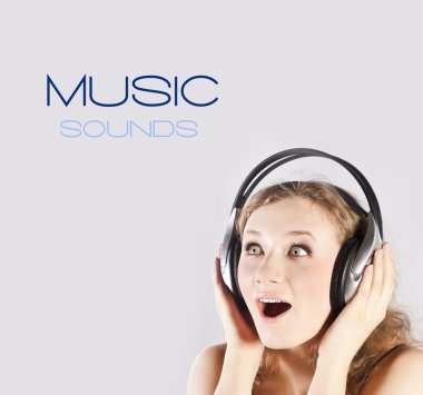 genç kız stüdyo müzik dinler
