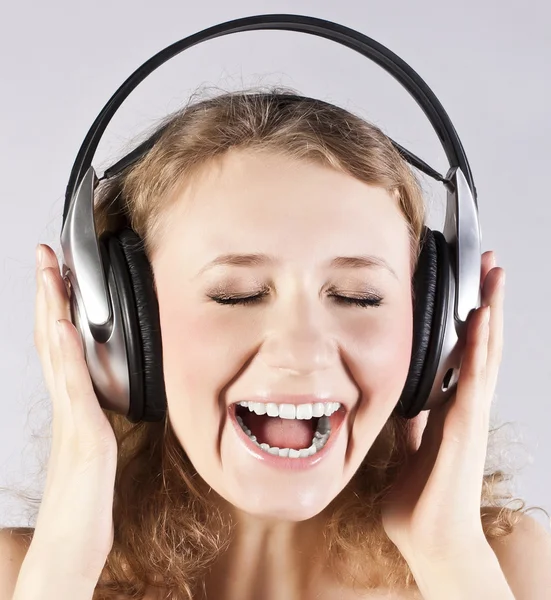 Mujer bonita escuchando, y disfrutando de la música — Foto de Stock