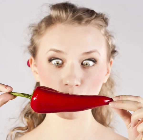 Dentes de mulher bonita, comendo pimenta vermelha quente — Fotografia de Stock