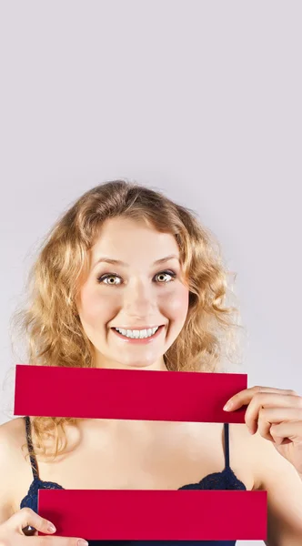 Mujer divertida sosteniendo una pancarta —  Fotos de Stock