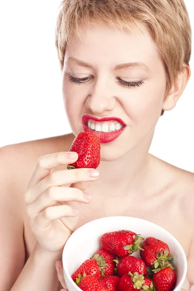 Mulher infeliz a comer morango. Estúdio — Fotografia de Stock