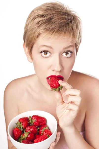 Rubia joven con lápiz labial rojo. Comer fresas — Foto de Stock
