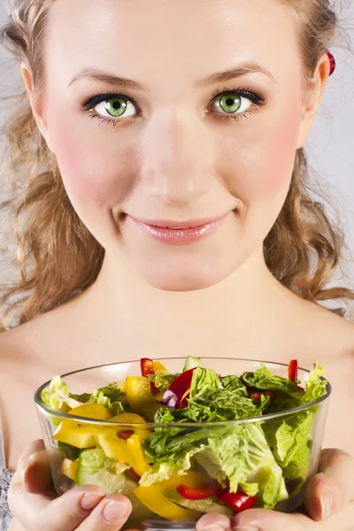 Счастливая, здоровая женщина с салатом — стоковое фото