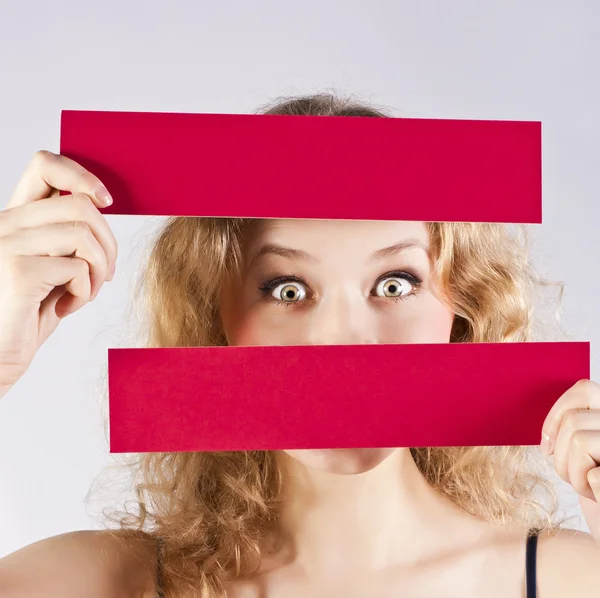 Verrast jonge vrouw met tabellen — Stockfoto