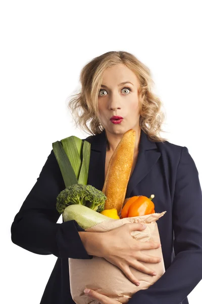 Mujer sosteniendo una bolsa llena de comida vegetariana — Foto de Stock