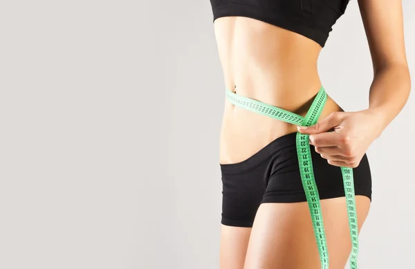 Mujer midiendo cuerpo perfecto, concepto — Foto de Stock