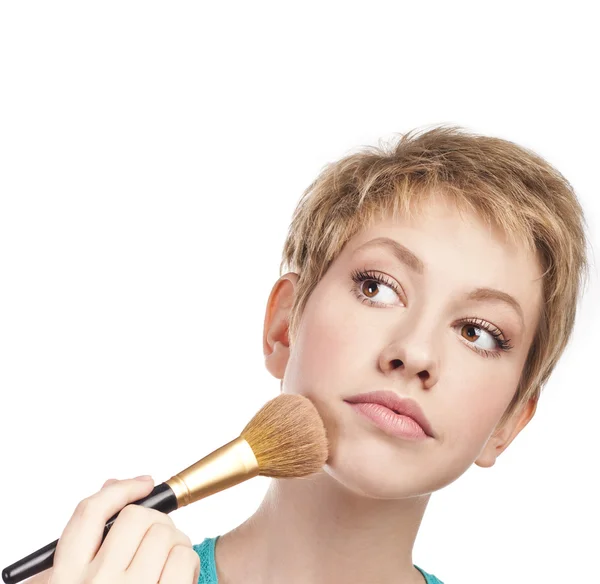 Aantrekkelijke jonge vrouw doet make-up — Stockfoto