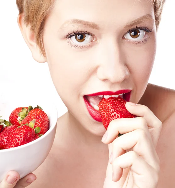 Sexy rubia comiendo fresas — Foto de Stock