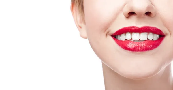 Junges Mädchen mit schneeweißem Lächeln. roter Lippenstift — Stockfoto