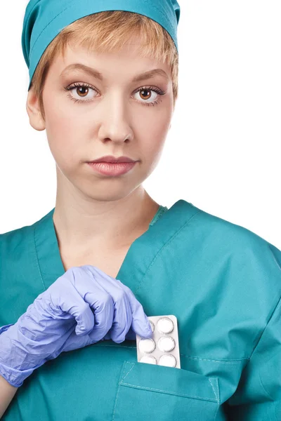 Aantrekkelijke jonge verpleegster. Studio witte achtergrond — Stockfoto