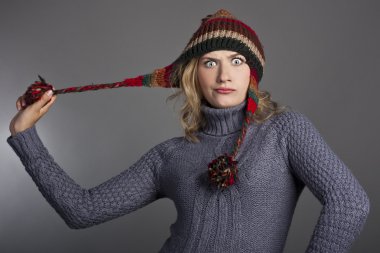 çekici kız öğrenci bir kazak ve şapka