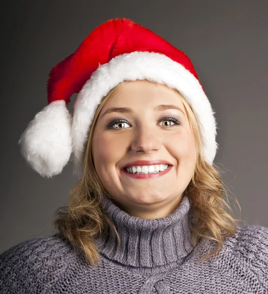 Piękne, uśmiechnięte młode santa hat w studio — Zdjęcie stockowe