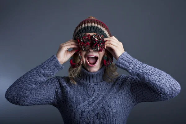 Vrouw in een trui en warm hoed — Stockfoto