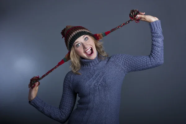 Femme dans un pull et un chapeau chaud — Photo