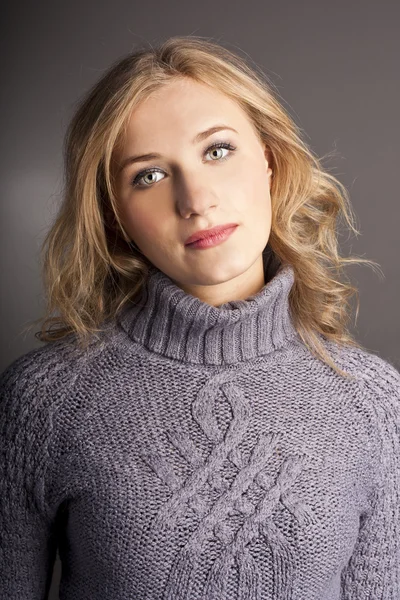 Atractiva estudiante femenina en un suéter —  Fotos de Stock