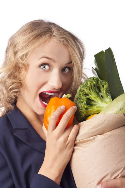 Mujer atractiva sosteniendo una bolsa de comida útil —  Fotos de Stock