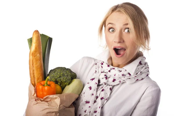 Belle femme et panier avec des légumes — Photo