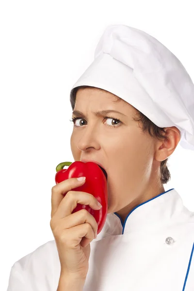 Mooie vrouw chef-kok eten van rode hete chili pepper — Stockfoto