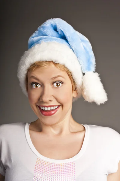 Aantrekkelijke xmas vrouw poseren tegen witte achtergrond — Stockfoto